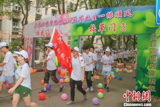 图为，学生参加校园迷你“马拉松” 向正鹏 摄